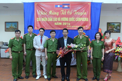 Các đơn vị chúc mừng các học viên Lào và Campuchia nhân dịp Tết cổ truyền